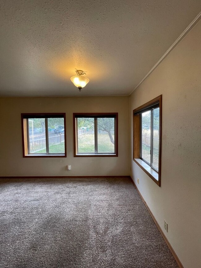 Building Photo - Nice 4 bedroom, 2.5 bath home featuring 1,...
