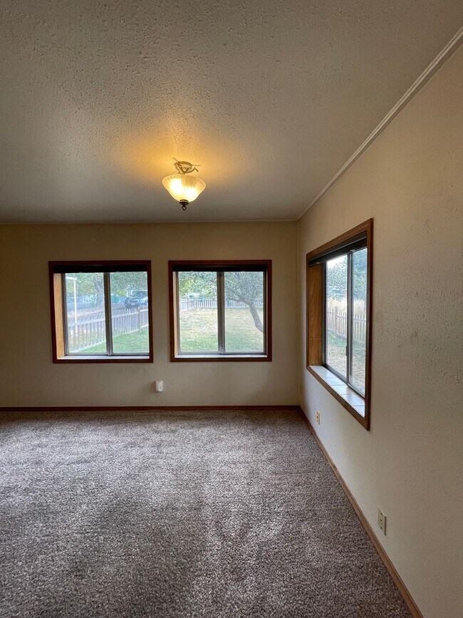 Foto del edificio - Nice 4 bedroom, 2.5 bath home featuring 1,...