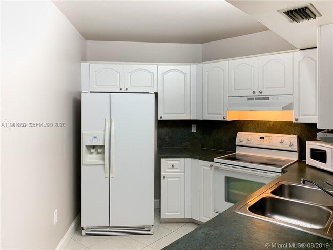 Building Photo - 9741 Fontainebleau Blvd