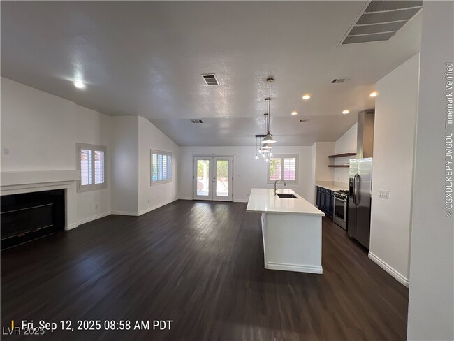 Foto del edificio - 8709 Wintry Garden Ave