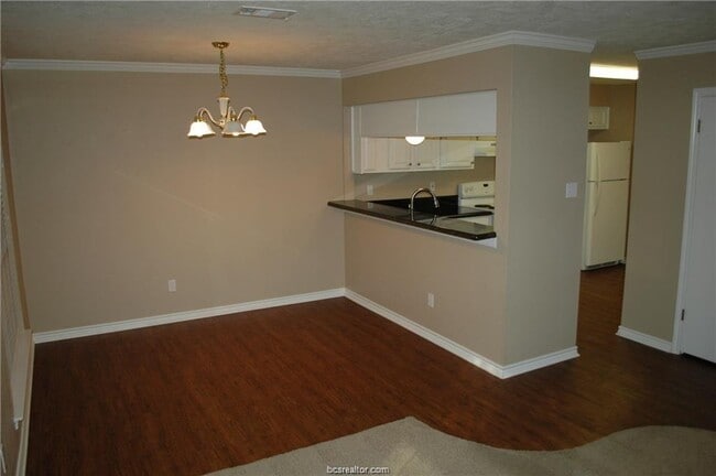Building Photo - 2805 Oakside Dr