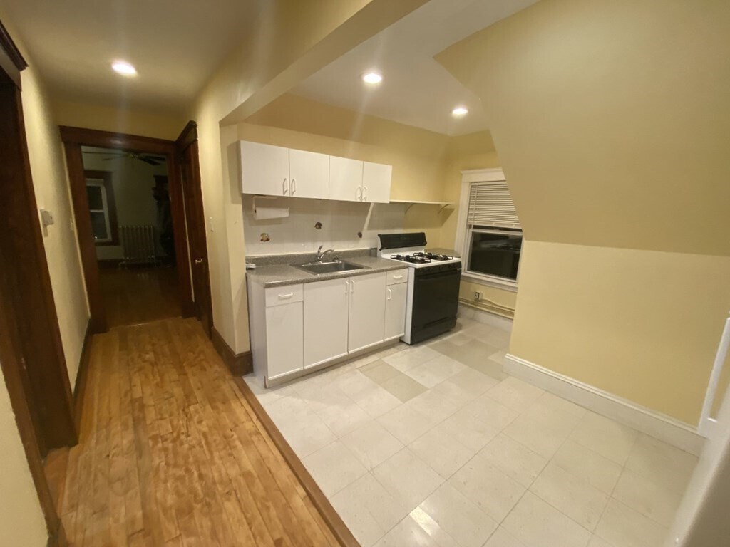 15 Purvis St Unit 3, Watertown, MA 02472 Room for Rent in Watertown