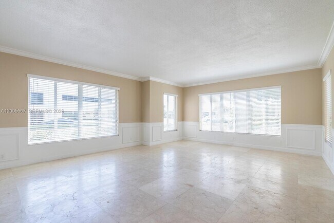 Foto del edificio - 2890 S Le Jeune Rd