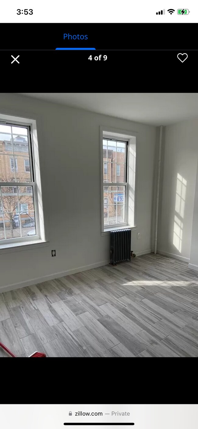 Foto del edificio - 7113 Fresh Pond Rd