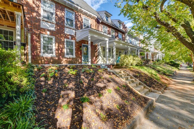 Foto del edificio - 2312 Rosewood Ave