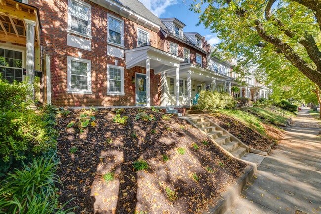 Building Photo - 2312 Rosewood Ave