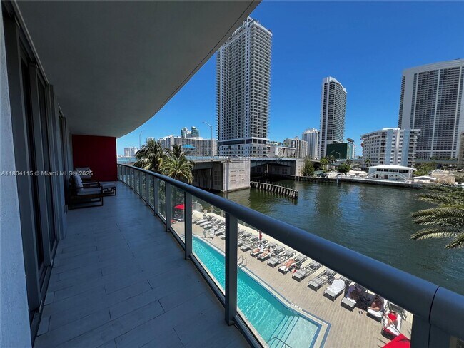 Foto del edificio - 2600 E Hallandale Beach Blvd