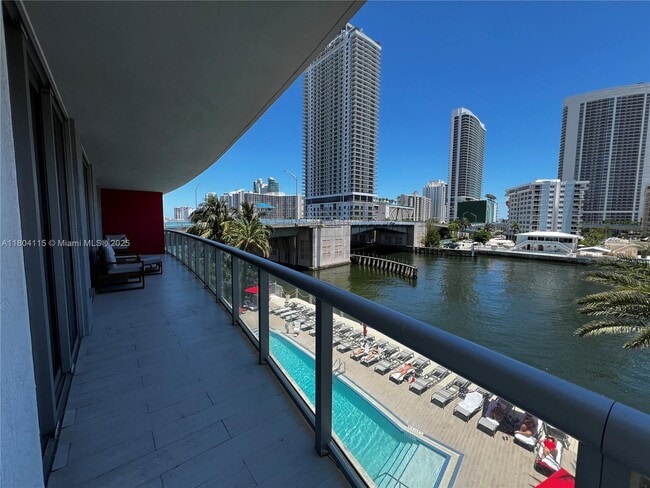 Building Photo - 2602 E Hallandale Beach Blvd