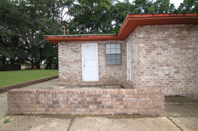 Foto del edificio - Updated 2BR/1BA Brick Duplex in North Pensacola with Tile Flooring Throughout, Included Utilities...