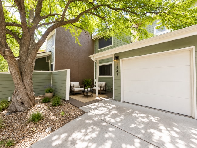 Building Photo - 1542 MacArthur Dr