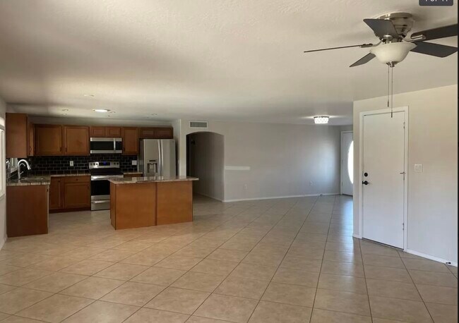 Foto del edificio - 4015 E Friess Dr