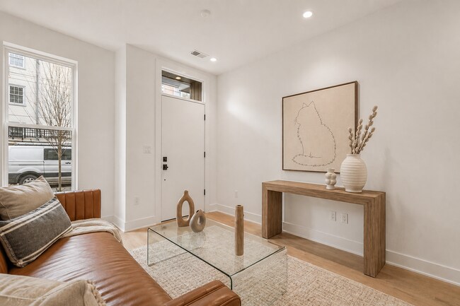 Foto del edificio - Garage parking, private outdoor space, and skyline views—this Northern Liberties home checks ever...