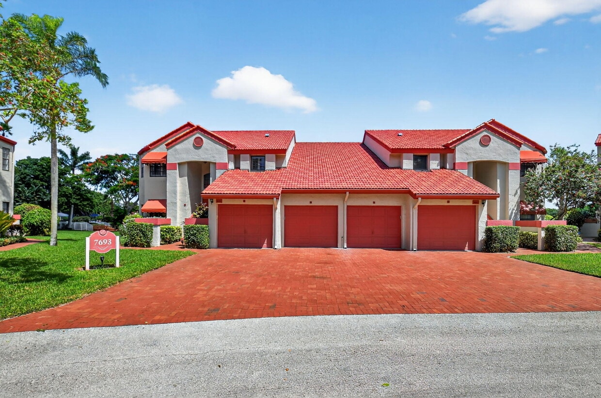 Primary Photo - 7693 Lexington Club Blvd