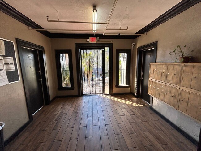 Interior Photo - 316 S Berendo St