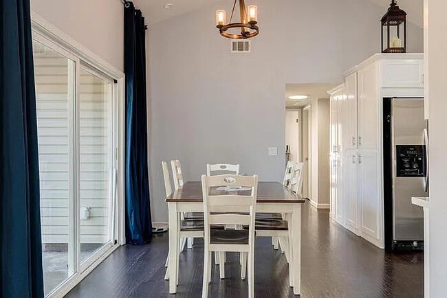 Building Photo - Beautiful 3 bedroom 2 bathroom duplex in C...