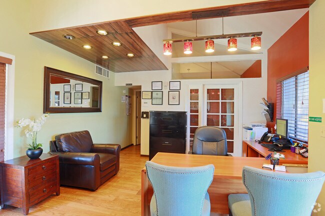 Oficina de arrendamiento - Somerset Place Apartments