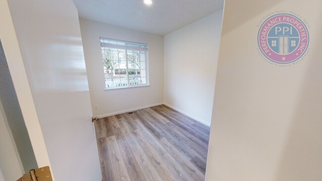 Building Photo - Updated Beatiful Townhome! Large open Kitc...
