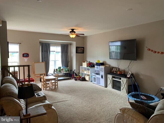 Building Photo - 1033 Lake Pelham Dr