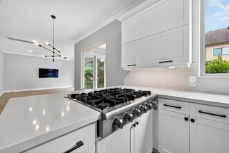 Building Photo - 2731 Stuart Manor