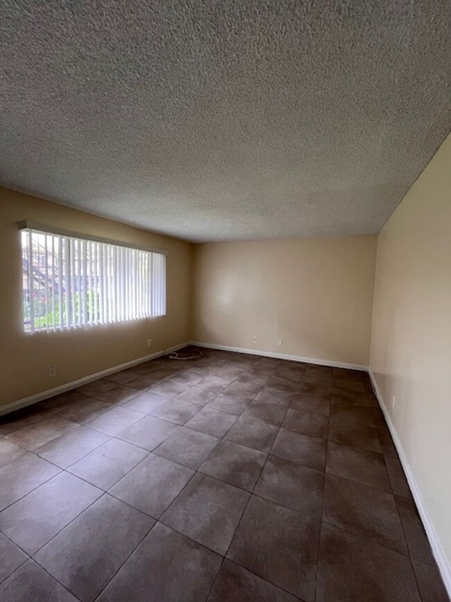 Building Photo - 2 Bedroom/ 2 Bath upstairs unit located in...