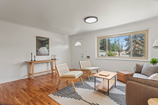 Entry Living - 1050 E Dartmouth Ave