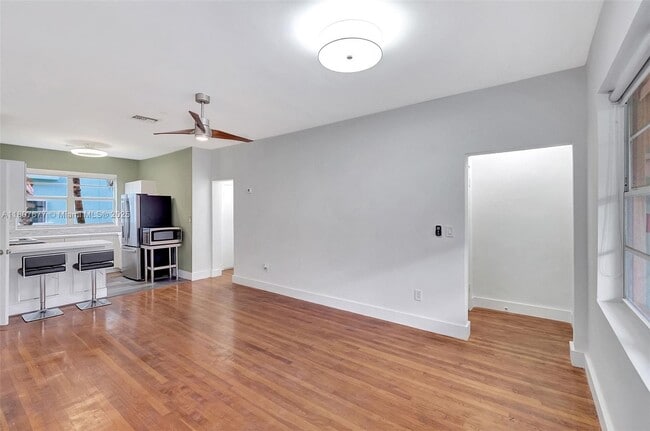 Building Photo - 6881 Bay Dr