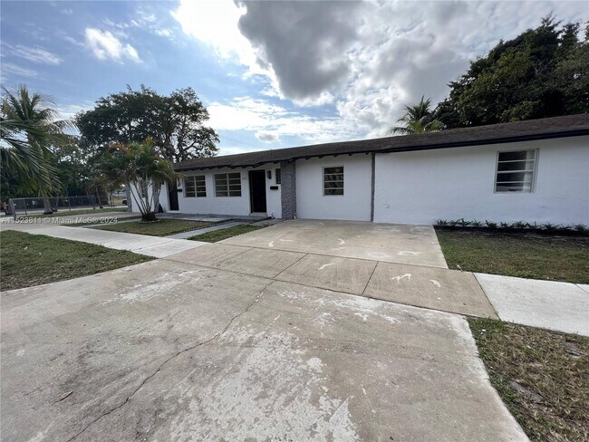 Building Photo - 3104 SW 10th St