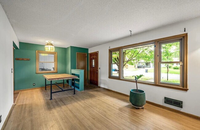 Foto del edificio - 6121 Trinity Dr NE