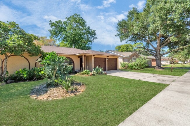 Building Photo - 13627 Greenridge Dr