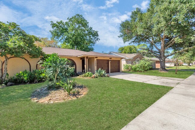 Foto del edificio - 13627 Greenridge Dr