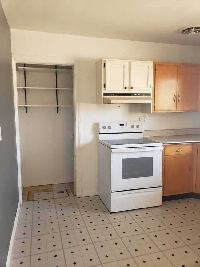 Building Photo - 3 BD Ranch