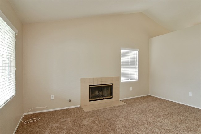 Building Photo - 4342 Riverbend Ln