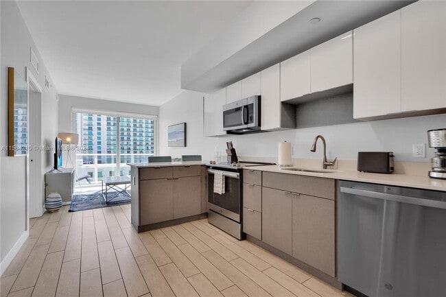 Kitchen - 321 NE 26th St