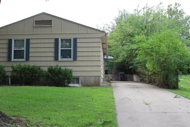 2nd drive way - 529 Edgerton Ave