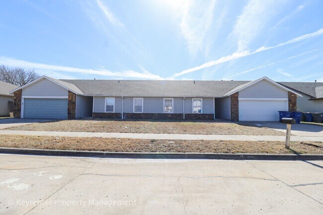 Building Photo - E 31st Ct Duplex