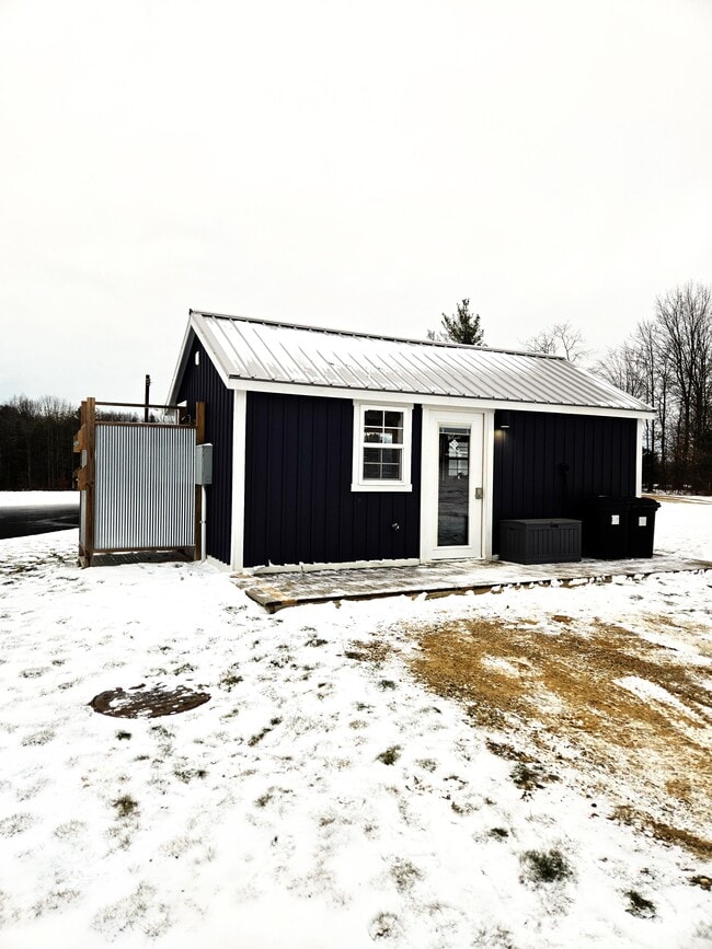 Building Photo - Forest Lake