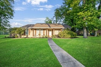 Building Photo - 403 E Lake Dr