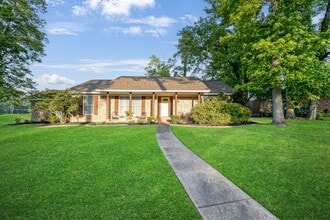 Building Photo - 403 E Lake Dr