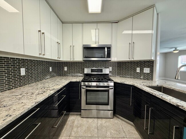 Foto del edificio - $500 MOVE IN BONUS - STUNNING UPDATED 5 BE...