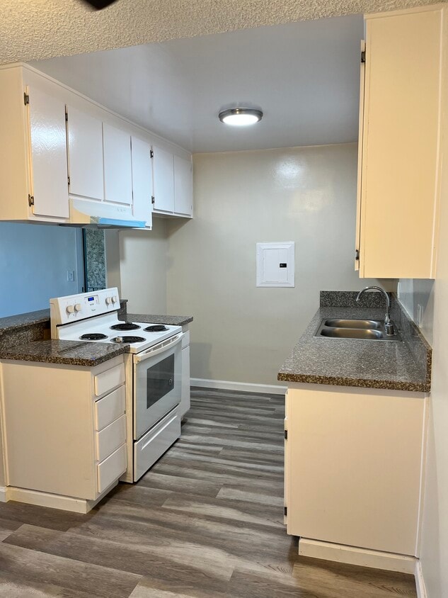 Kitchen - 18540 Plummer St