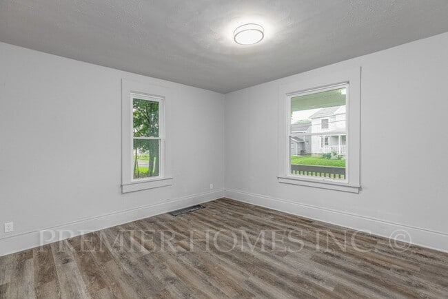 Building Photo - 1022 5th St SW