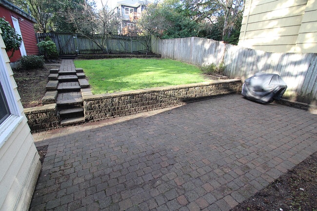 Building Photo - BEAUTIFUL 2 BED, 1 BATH SEATTLE HOME FOR R...