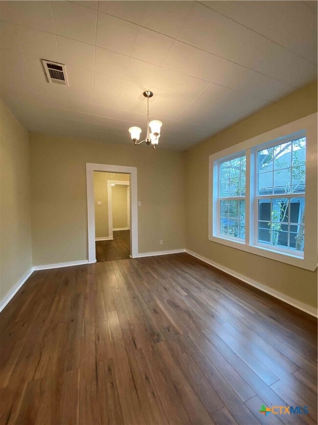 Foto del edificio - 904 N Main St