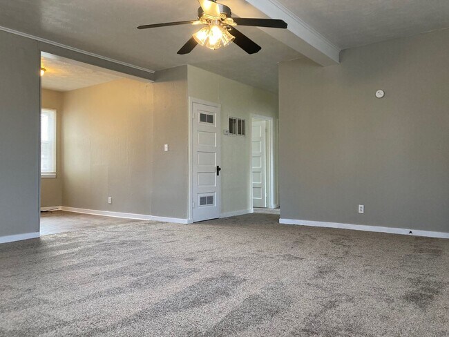 Building Photo - Grandview Plaza Home