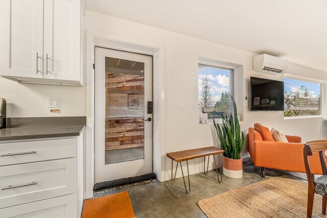 Foto del edificio - Fully Furnished, 2 Bedroom Rental - Great ...