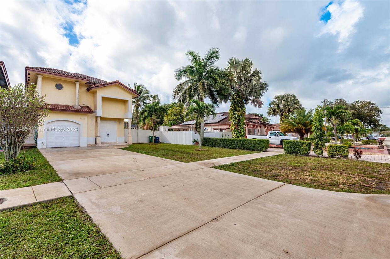 Foto principal - 4472 NW 159th St