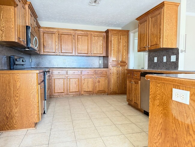 Building Photo - 2413 Versailles Dr