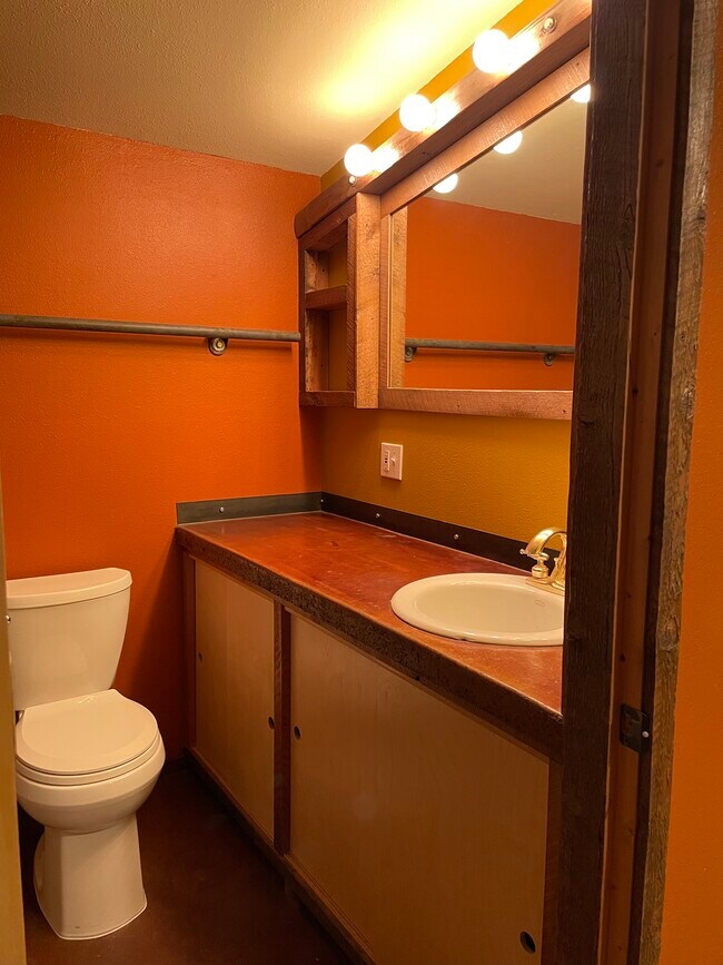 Main Bathroom - 922 Defoe St