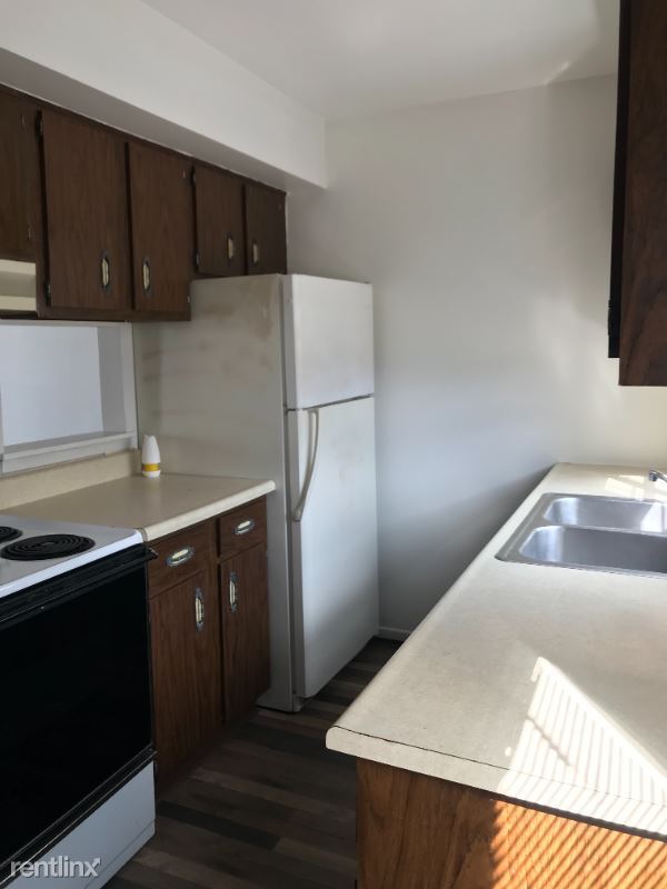 Building Photo - 3 br, 1 bath Townhome - 1200 N. Hemlock Rd