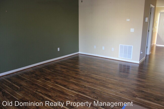 Building Photo - 2 br, 2.5 bath House - 730 Camelot Lane